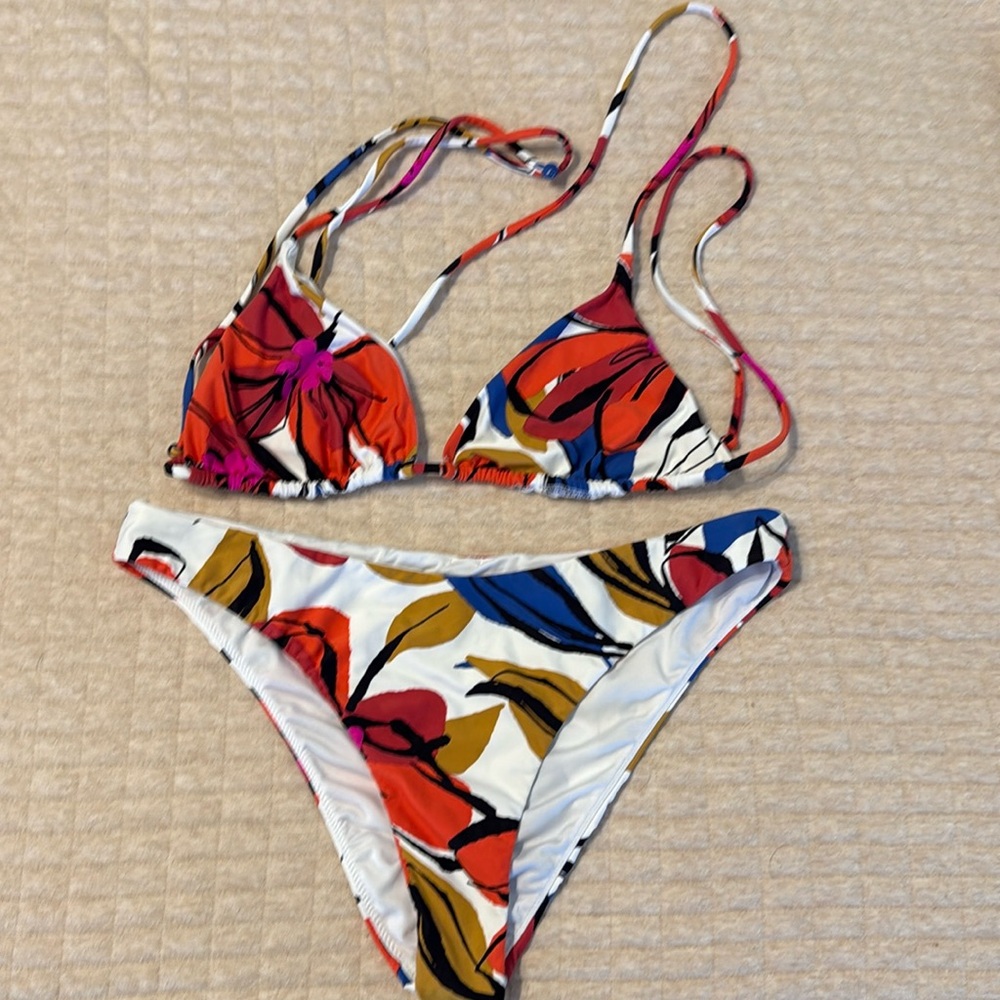 ONEILL FLORAL  Bikini Set Size Medium. High waist bottom & triangle top